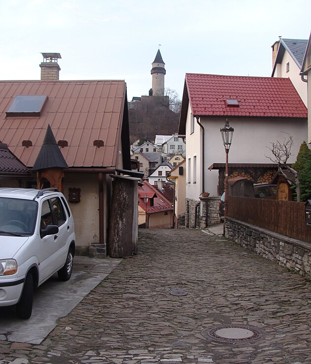 N�kdy se na vedlej�� uli�ce najde i zaparkovan� auto.