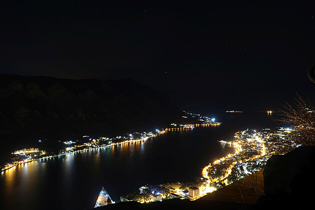 Boka Kotorsk v noci
