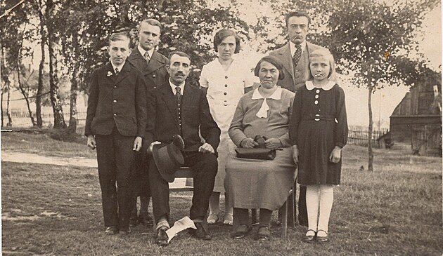 Egon, Anton, dda Alois, moje mma Marie, babika Anna, Karel a maminky mlad sestra Hilda.