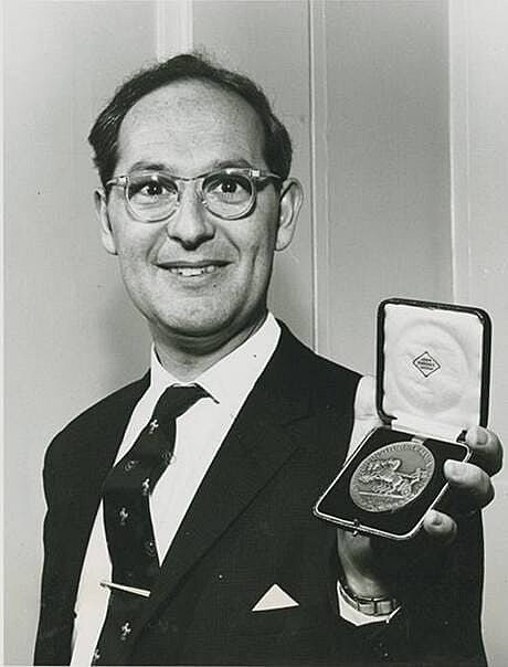 Harry Pollak bhem psoben ve Velk Britnii. S medail London Medal British Institution of Management.