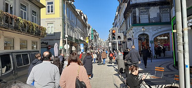 Hlavn nkupn ulice v Portu Rua de Santa Catarina