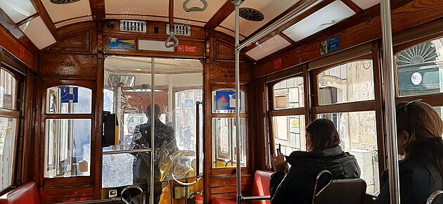 Interir historick lisabonsk tramvaje.