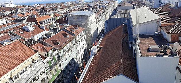 Vhled z vtahu Santa Justa na ulice tvrti Baixa