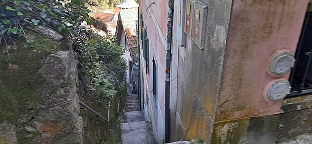 Stoupme nahoru do kopc historickmi ulikami Sintry