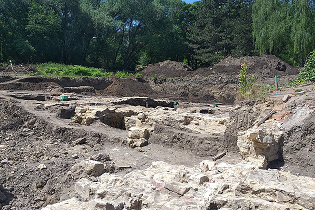 Okol� kaple - archeologick� pr�zkum okol�