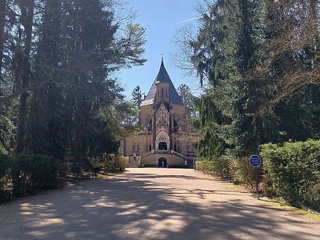 Novogotická schwarzenberská hrobka v Domaníně z roku 1877 v níž jsou pohřbeni členové hlubocké primogenitury.