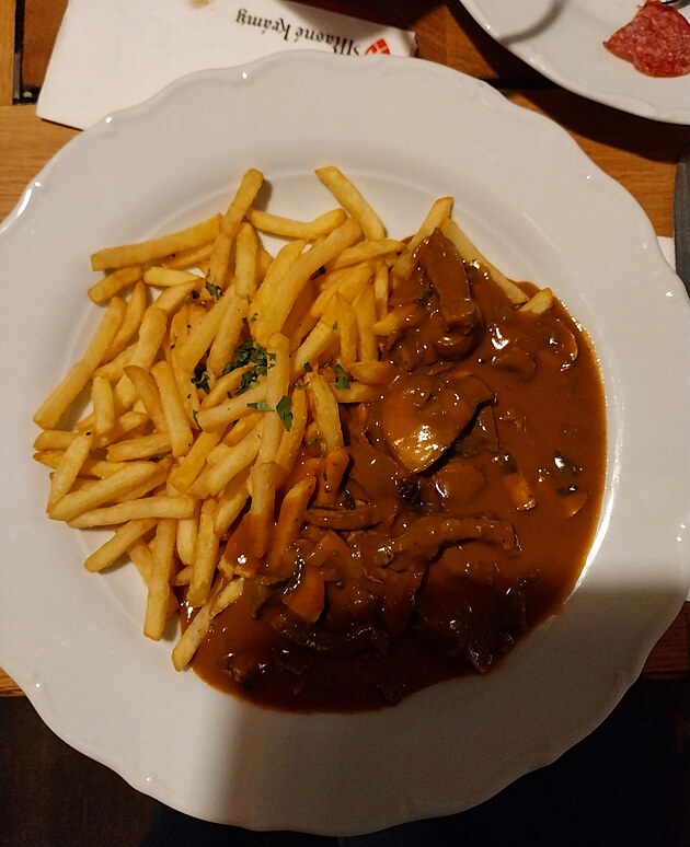 Stroganof s hranolkami se povedl.