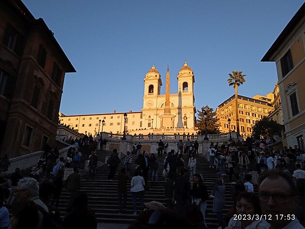panlsk schody se sluncem osvcenm kostelem Trinita dei Monti