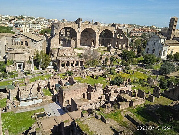 Vhled z Palatinu na Forum Romanum