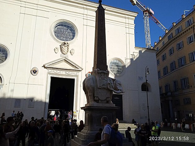Obelisk ped Pantheonem s Berniniho sochou slona