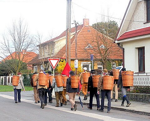 Posledn velvarsk domky a te ji 40 km ku Praze