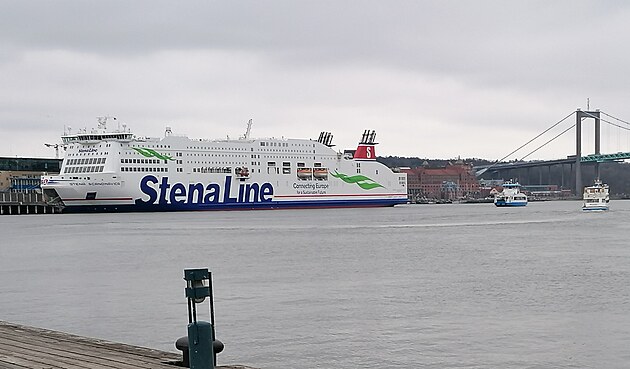 Trajekt do Nmecka, Stena Line, vpravo pro srovnn lod, zajiujc mstskou dopravu pes eku