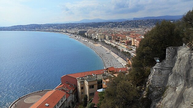 Pohled z vrku na Ztoku andl (Baie des Anges) a na slavnou Anglickou promendu (Promenade des Anglais).