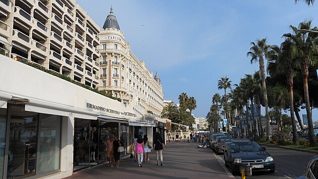 Boulevard de la Croisette s luxusnmi butiky a ptihvzdikovmi hotely. Velk inspirace pro filmov pbhy...