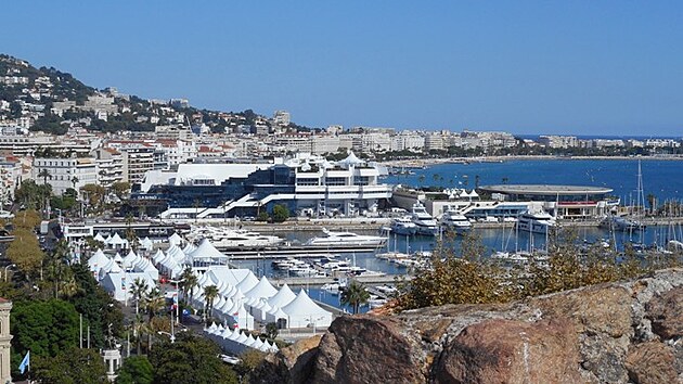 Cannes, pohled z historickho vrku Suquet, v pozad je festivalov palc a samozejm bulvr Croisette. Tady si tak  povdali Meg Ryan a Kevin Kline.