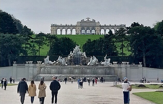 Vhled z parku u zmku na Gloriette a Neptunovu kanu