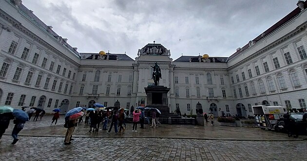 Ndvo Hofburgu, vchod do csask klenotnice je v pravm rohu.