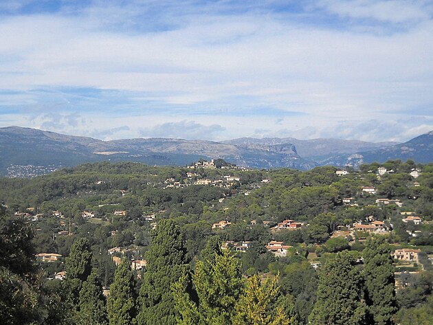 Mougins se nach�z� jenom patn�ct minut od Cannes, osm kilometr� od m�sta parf�m� Grasse a �ty�icet kilometr� od st�ediska zimn�ch sport� Gr�olieres les Neiges.