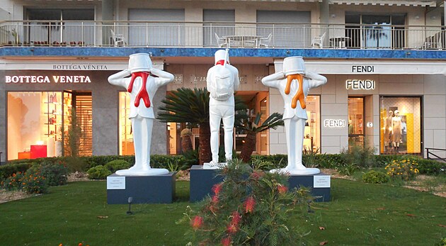 Croisette je jednou velkou m�dn� v�lohou a galeri�. Tady je po��d co objevovat a obdivovat - t�eba d�lo um�lce Davida.