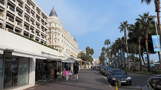 Noblesn hotel Carlton je vzpomnkou na belle poque, k dalm architektonickm skvostm pat Majestic a Martinez ve stylu art deco.