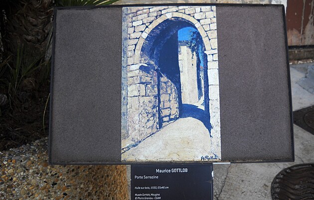 Od středověku byla vesnice opevněna a měla tři brány. Dnes zůstala pouze Sarrazinská (Port Sarrazine) – na snímku dílo Maurice Gottloba. A co ještě vidět a jaká místa navštívit? Například kostel Saint- Jacques-le Majeur nebo kapli Saint-Barthélémy z 10.