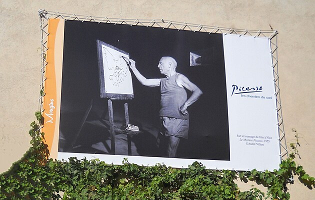 Slavný malíř v Mougins žil posledních dvanáct let svého života (až do oku 1973) a vytvořil tady asi 300 děl.