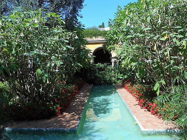 �pan�lsk� zahrada je protknut� �zk�m kan�lem a na sv� si tady p�ijdou v�echny smyly.