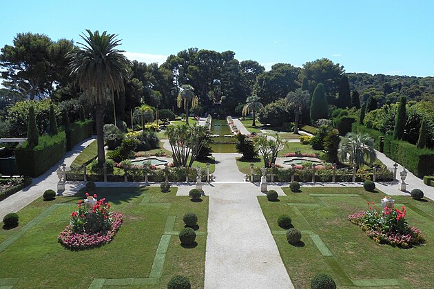Francouzsk zahrada - hlavn zahrada, kterou Batrice navrhla ve tvaru lodn paluby, zdoben vodopdy a jezrky.