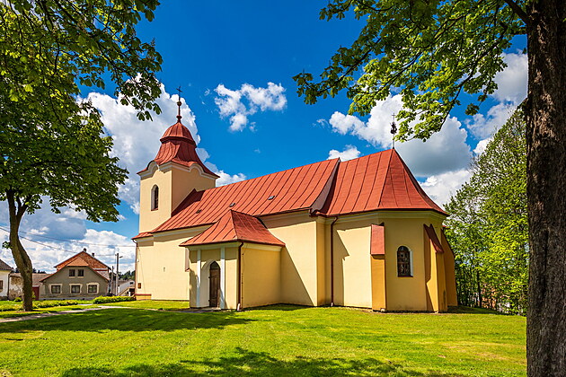 Kostel sv. Mark�ty v Doln� Bobrov�