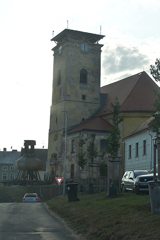 V kostela v Pilnkov pipomnala z auta Dr. Karrymu stedovkou tvrz...