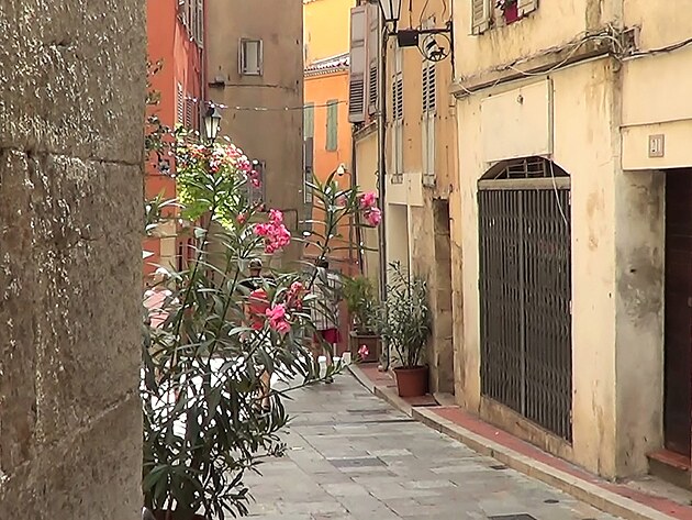 Kouzlo �zk�ch st�edov�k�ch uli�ek si m��ete pat�i�n� vychutnat. Jak tady asi prvn� v�robci parf�m�  �ili?