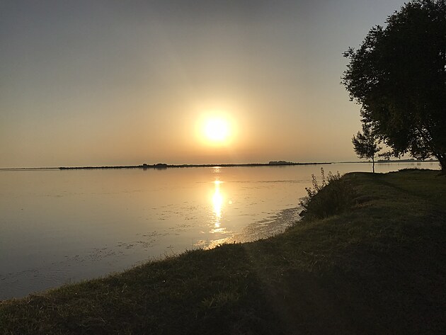 Vchod slunce nad lagunou.