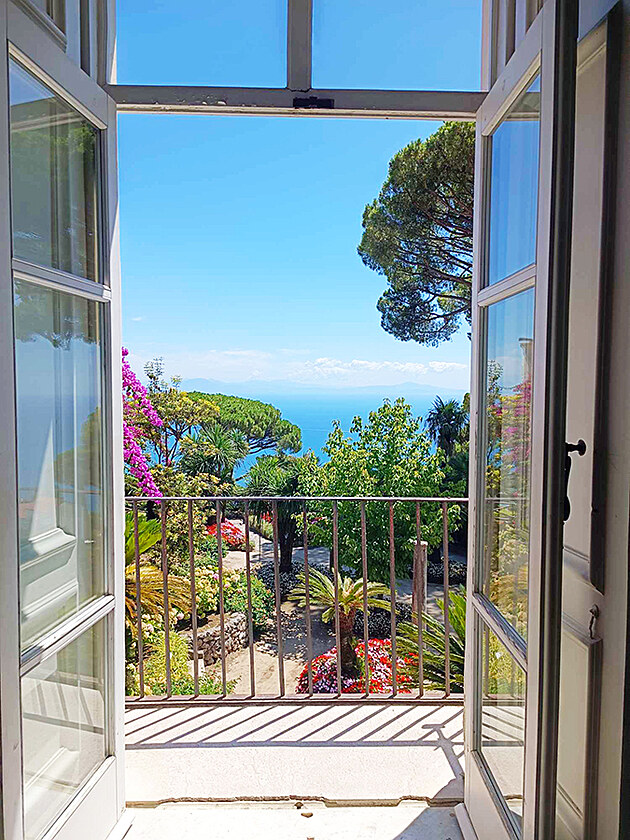 Pokud byste se pece jenom ubytovali pmo na Amalfi, je mon, e by se vm po rnu nabdl podobn pohled z okna pokoje.