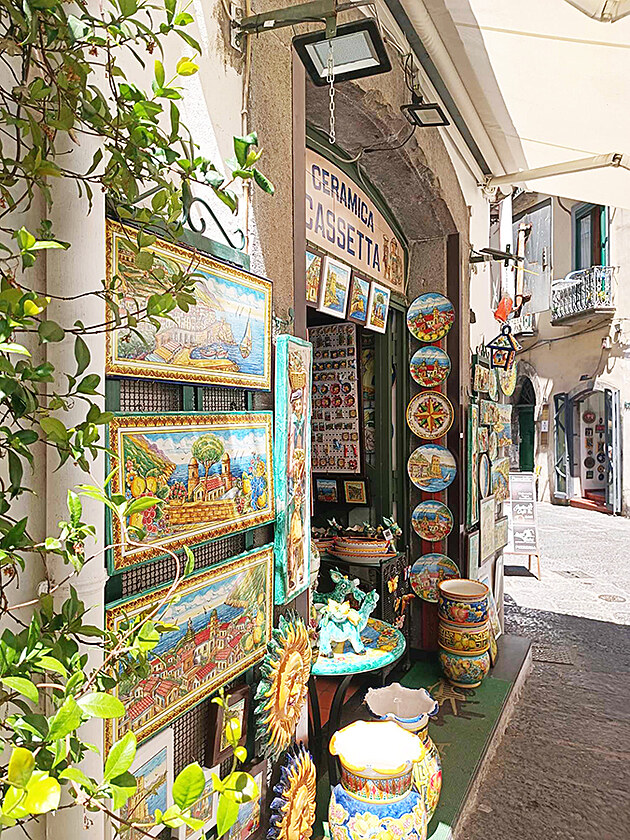 V oblasti riviry Amalfi je velmi rozen tradin vroba keramiky. Krmky s keramickmi vrobky najdete doslova vude.