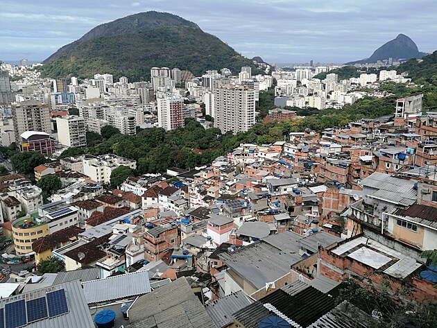 Favela Santa Marta ve srovnn s bnmi domy