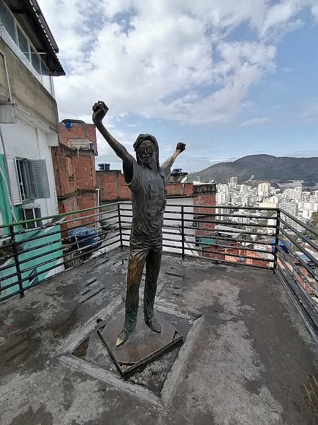 Sotva ker favela se me pochlubit tm, e v n natel klip Michael Jackson. Piletl vrtulnkem a pekupnci drog mu dlali ochranku. Tak to v Riu funguje.
