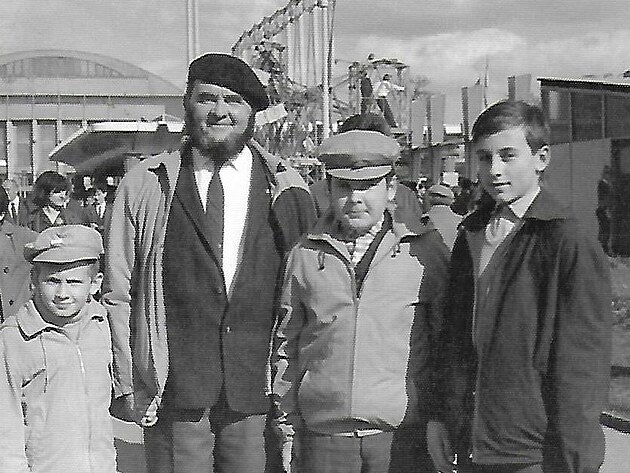 zleva: autor lnku, jeho otec a dva brati, druh pol.60.let