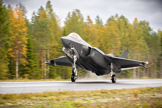 Vzlet norskho F-35 z finsk dlnice