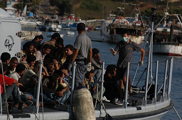 Migranti p�ij�d�j�c� na ostrov Lampedusa