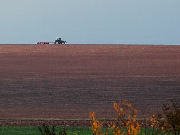 Bsnk Jan na traktoru, zjeven rno na horizontu