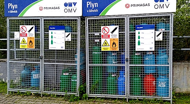 výdej láhví s plynem u benzínky