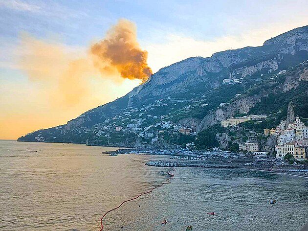 Amalfi je krsn i pi zpadu slunce. V pozad je vidt jeden z por, kter jsou zde, zejmna v letnch mscch, velmi ast.