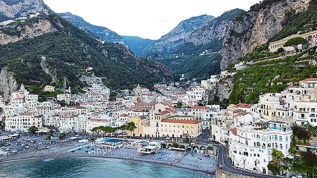 Msto Amalfi je zasazen v dol mezi skalami, co nejlpe vynikne pi pohledu z dronu.