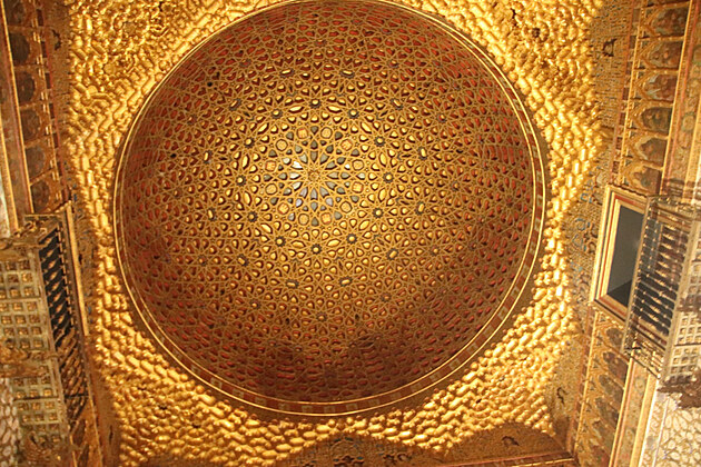 Takt v Sni velvyslanc je chvatn strop ve tvaru kupole z roku 1427. Je z vyezvanho, pozlacenho a vykldanho deva.