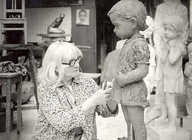 Sochaka modeluje sochu lidick dvky, 1978