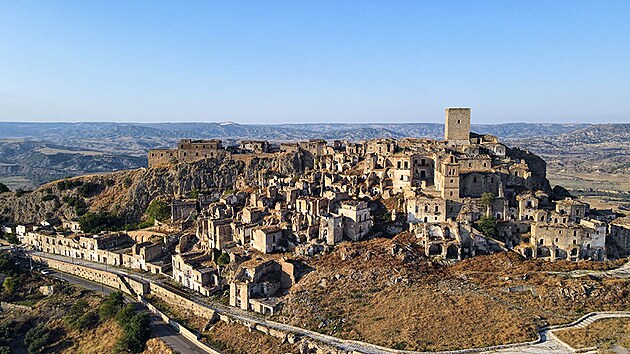 Craco p�sob� z d�lky jako velk� pevnost nebo hrad. A� kdy� p�ijedete bl�, zjist�te, �e jde o opu�t�n� starobyl� m�sto na kamenn�m ostrohu.
