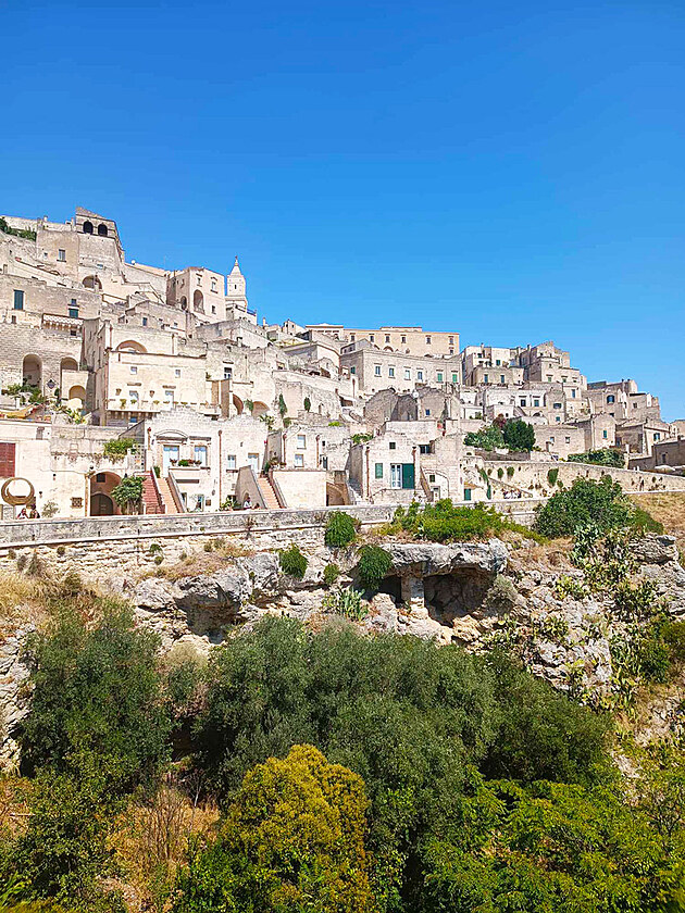 Kdy� sestoup�te po klouzav�ch schodech a� na nejni��� m�sto star�ho m�sta, na n�m�st� Piazza San Pietro Caveoso a ohl�dnete se, uv�dom�te si, �e to v tom vedru budete muset zase vy�lapat nahoru.