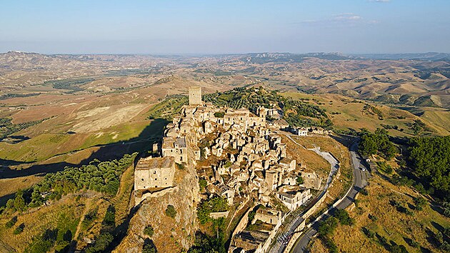 Craco z pohledu z druh� strany v z�padu slunce opravdu vypad� magicky. V pozad� je vid�t pust� krajina, kter� ani trochu nep�ipom�n� It�lii, jakou zn�me ze severu.