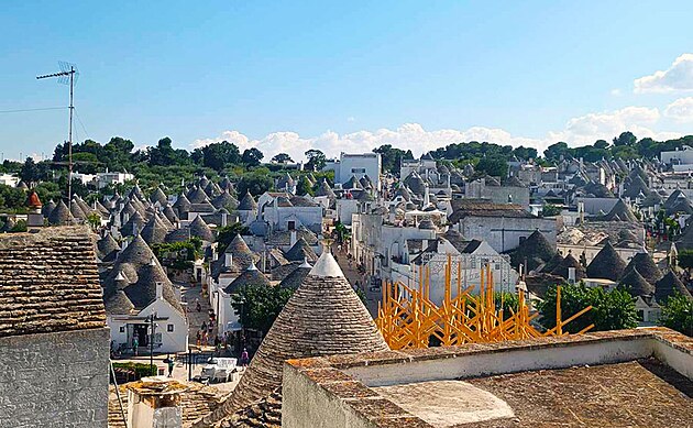 Alberobello, m�sto dome�k�, nazvan�ch Trulli. Vypad� to cel� jako jedna velk� �moul� vesni�ka, ale m� to neuv��iteln� kouzlo.