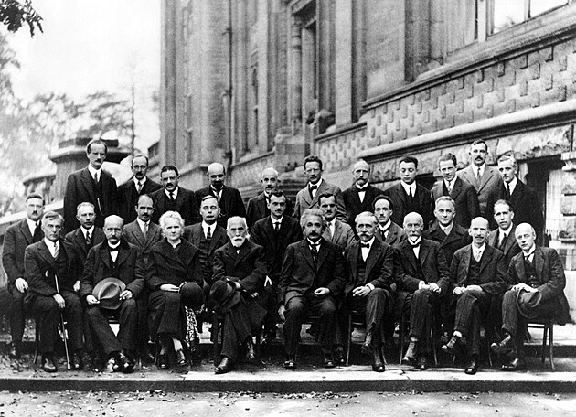 Fotografie konference z roku 1927, kde vidte Einsteina, Schrdingera,  Plancka, Heisenberga, Bohra a mnoh dal.